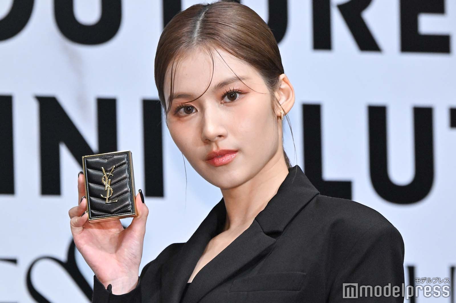 TWICEサナ、ミニ丈ワンピースでスラリ美脚披露 アイメイクのこだわり熱弁