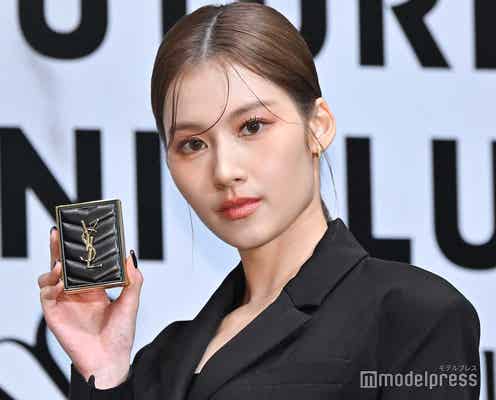 TWICEサナ、ミニ丈ワンピースでスラリ美脚披露 アイメイクのこだわり熱弁