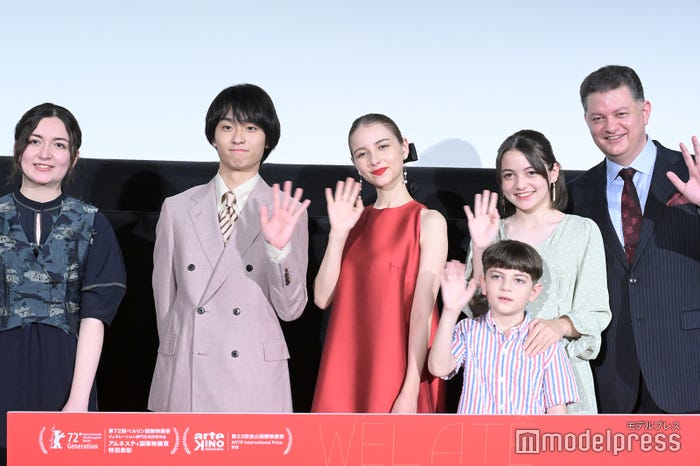 川和田恵真監督、奥平大兼、嵐莉菜、リオン・カーフィザデーさん、リリ・カーフィザデーさん、アラシ・カーフィザデー さん(C)モデルプレス