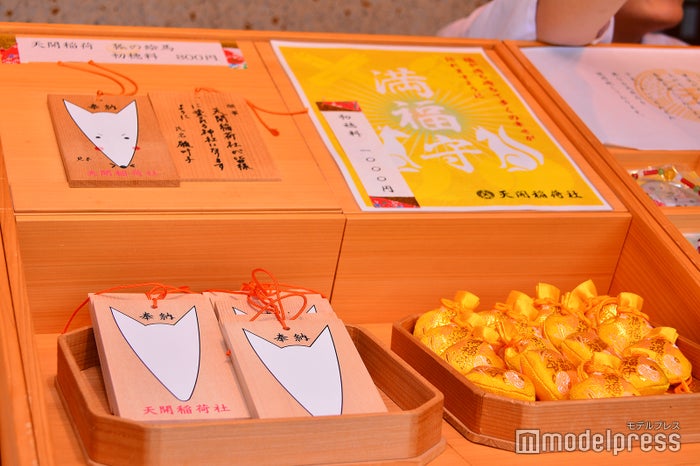 縁起の良い金・黄色の生地を使った満福守(C)モデルプレス
