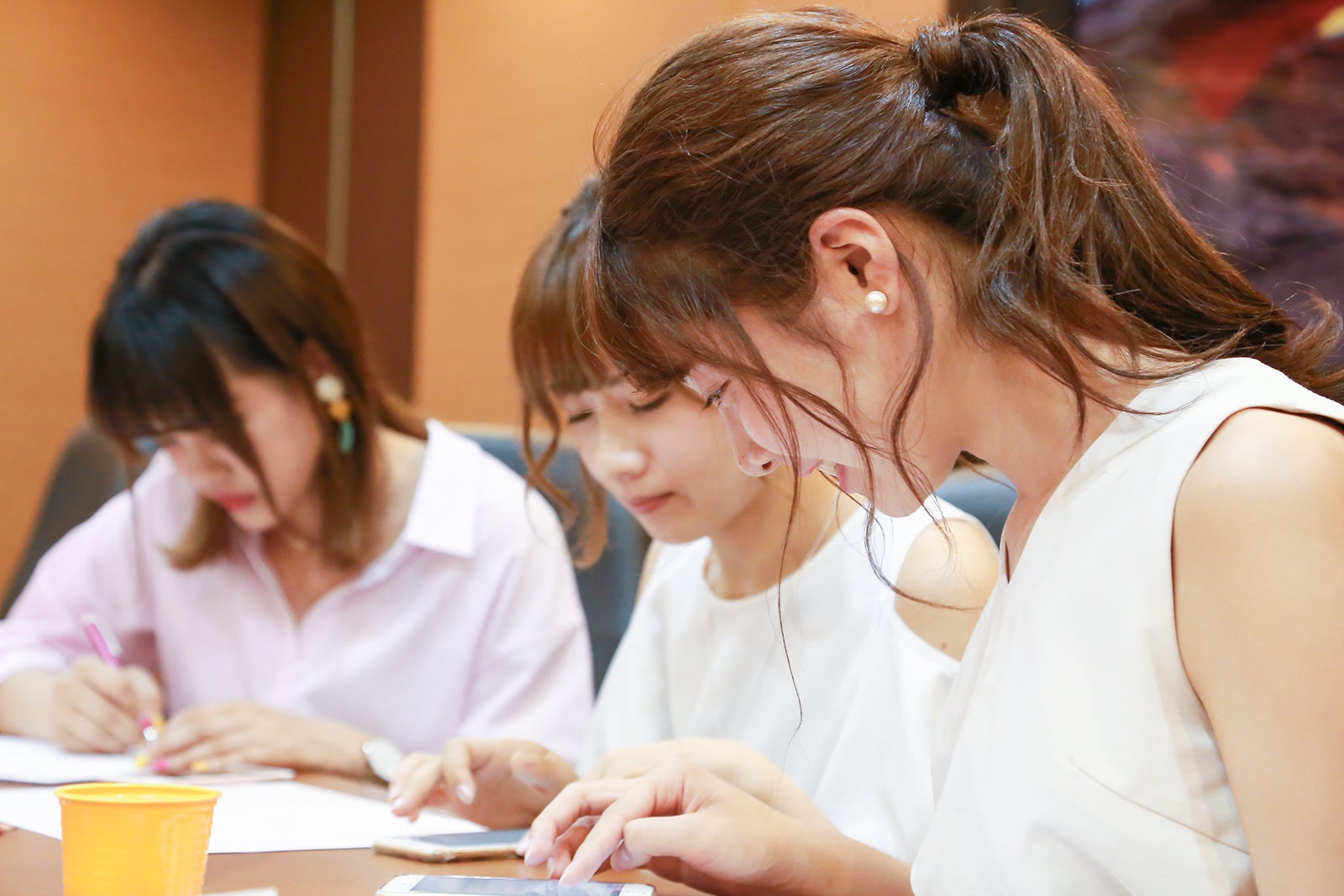 楽しみながらも真剣な表情