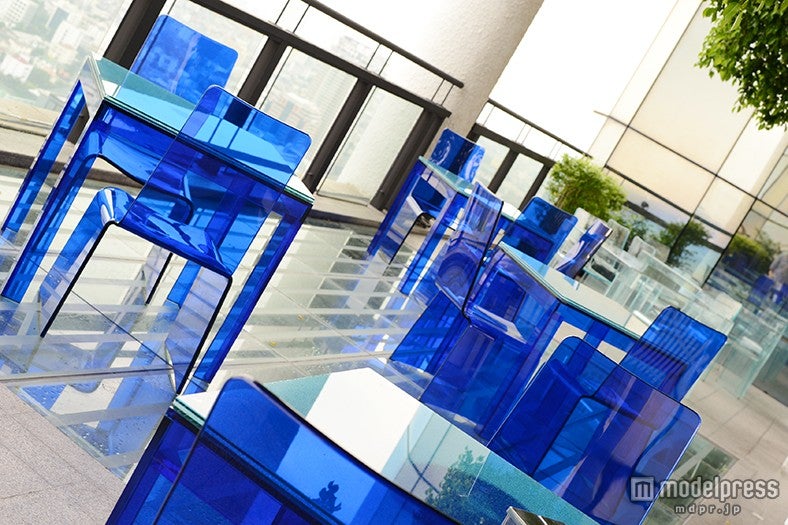 吹き抜けの屋外席も