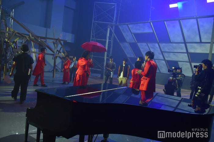 本格的な舞台セット、後ろの窓ガラスは角度を変えると坂道ロゴに見える/吉本坂46RED「君の唇を離さない」MV撮影風景(C)モデルプレス