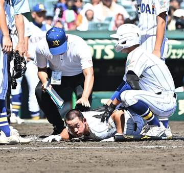 健大高崎にアクシデント 4番・佐藤が頭部死球を受け担架でグラウンド外へ搬送 スタンドが静まりかえるも四回守備から復帰→大きな拍手 五回に一挙6点