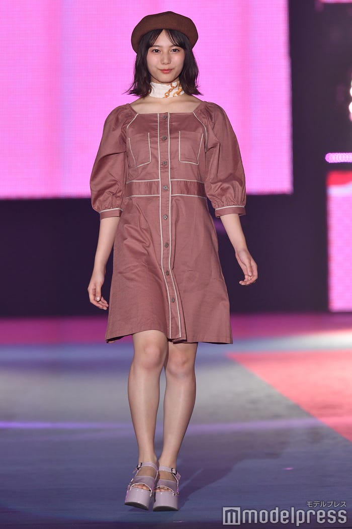 新ヘアを披露した小坂菜緒(C)モデルプレス