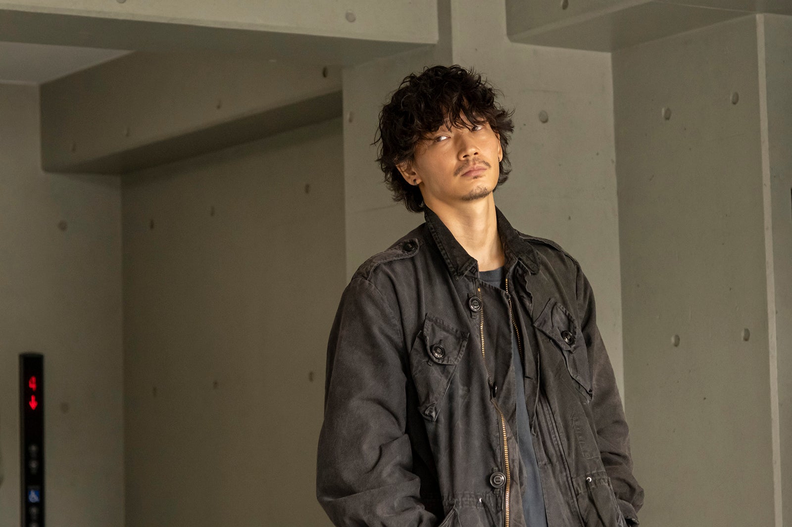 綾野剛「アバランチ」第2話より（C）カンテレ・フジテレビ