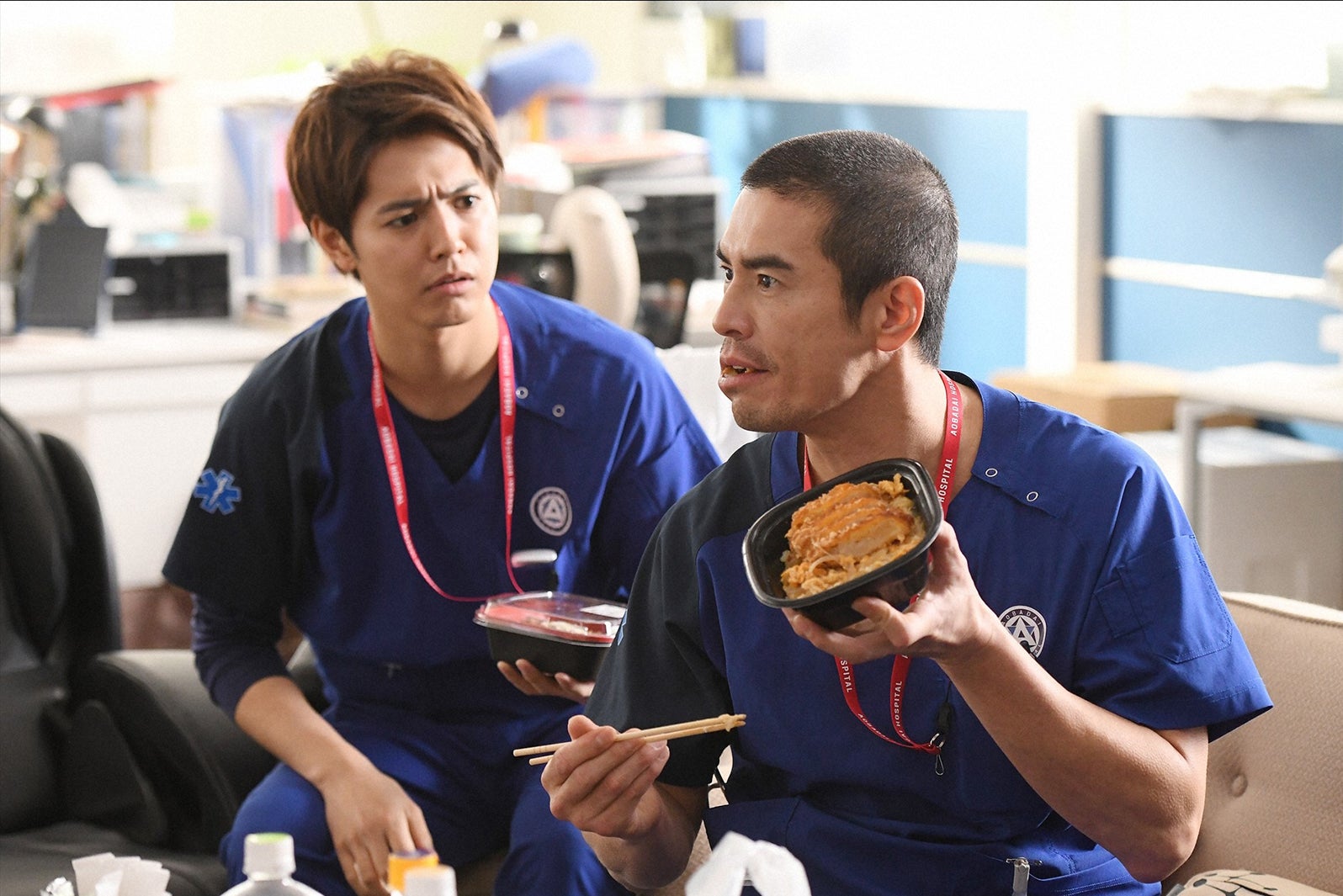 片寄涼太、伊藤英明／「病室で念仏を唱えないでください」第1話より（C）TBS