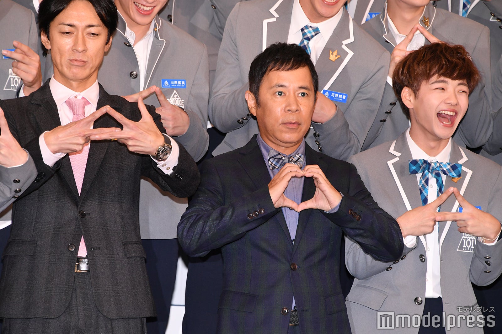 ハートポーズを作る岡村隆史 （C）モデルプレス