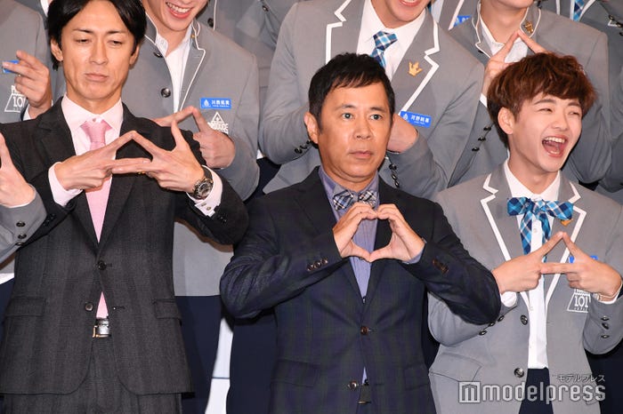 ハートポーズを作る岡村隆史 (C)モデルプレス