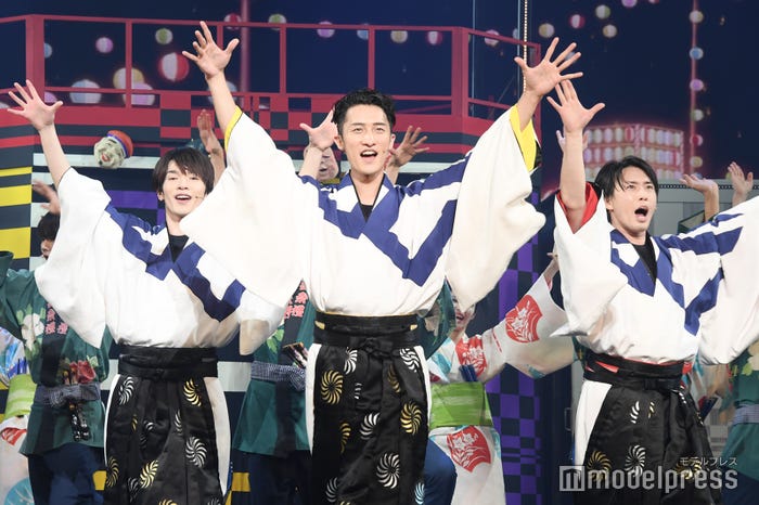 みんなで盆踊りをする深澤辰哉、岩本照、宮舘涼太(C)モデルプレス