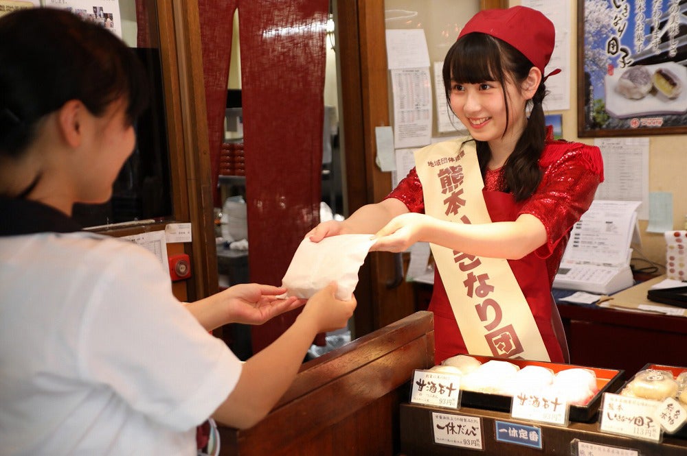 いきなり団子を販売する井上瑠夏（提供写真）