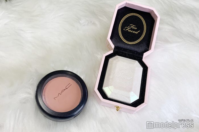 村瀬紗英のベースメイクアイテム/(左)【MAC】「パウダー ブラッシュ メルバ」、(右)【Too Faced】「ダイヤモンドライト マルチユース ハイライター ダイヤモンド ファイア」(C)モデルプレス
