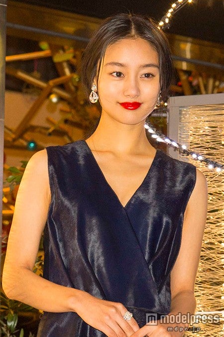 忽那汐里、胸元チラ見せ　セクシードレスで魅了