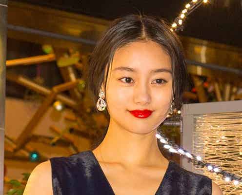 忽那汐里、胸元チラ見せ セクシードレスで魅了