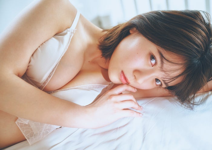 村山優香、上目遣いにドキッ 豊満バストで魅了