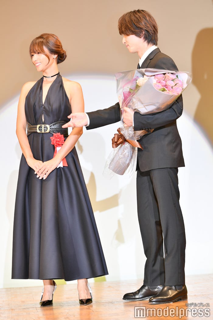 深田恭子に前を譲る横浜流星(C)モデルプレス