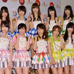 AKB48からの卒業を「紅白」で発表した大島優子（前列左から3番目）