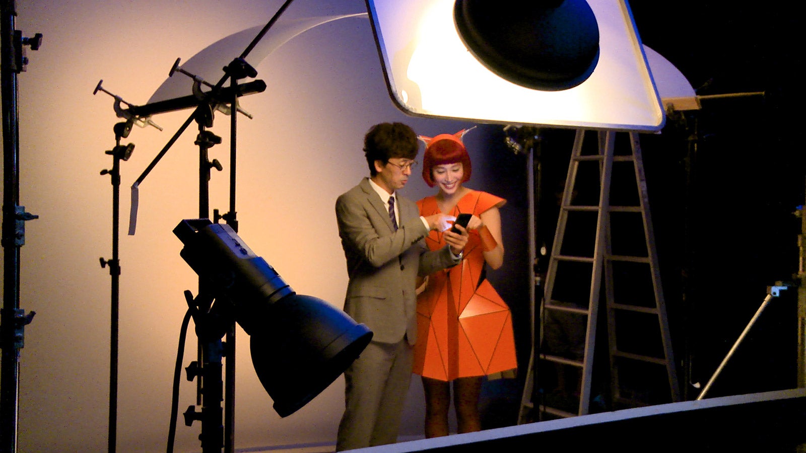 （左から）滝藤賢一、広瀬アリス／新CMメイキングより（提供写真）