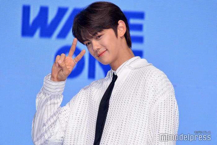 キュートにピースを決めるキム・ギュビン(C)モデルプレス