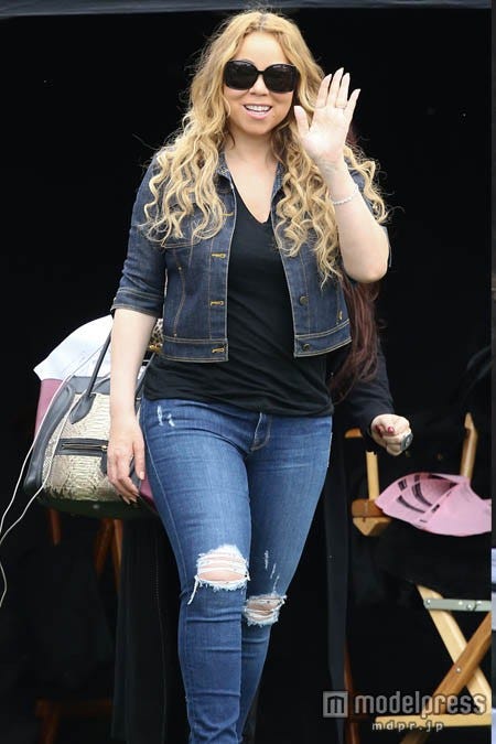 デニムONデニムのコーデで。FameFlynet Pictures/Zeta Image