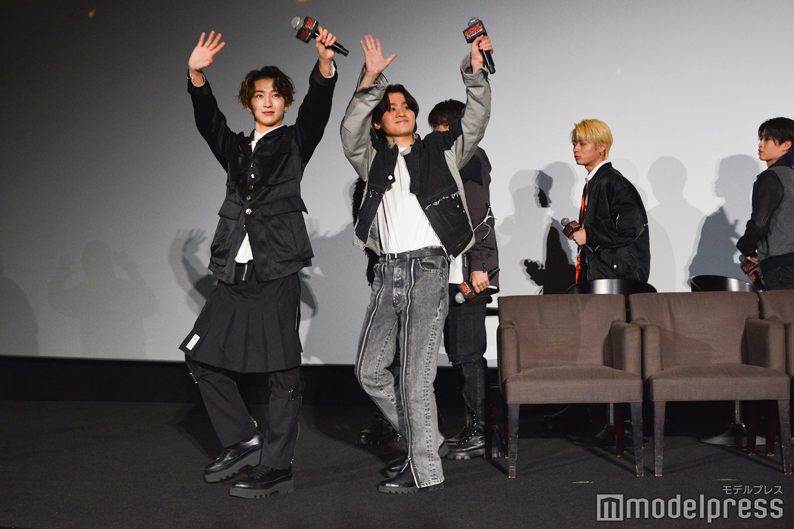 会場に駆けつけたファンに手を振るメンバー（C）モデルプレス