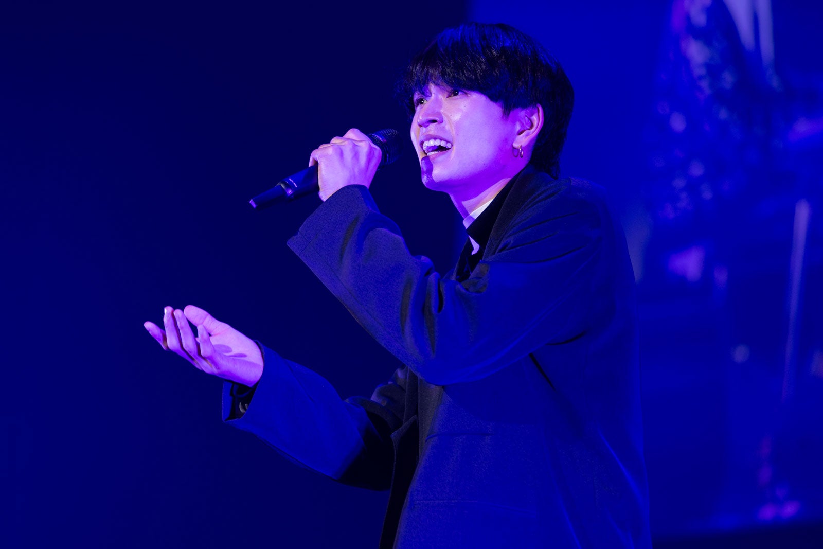 「花束のかわりにメロディーを／清水翔太」を披露する鈴木曉／WATWING（提供写真）