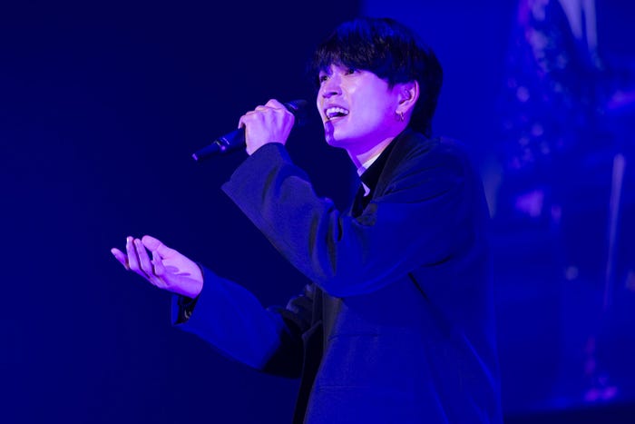 「花束のかわりにメロディーを/清水翔太」を披露する鈴木曉/WATWING(提供写真)