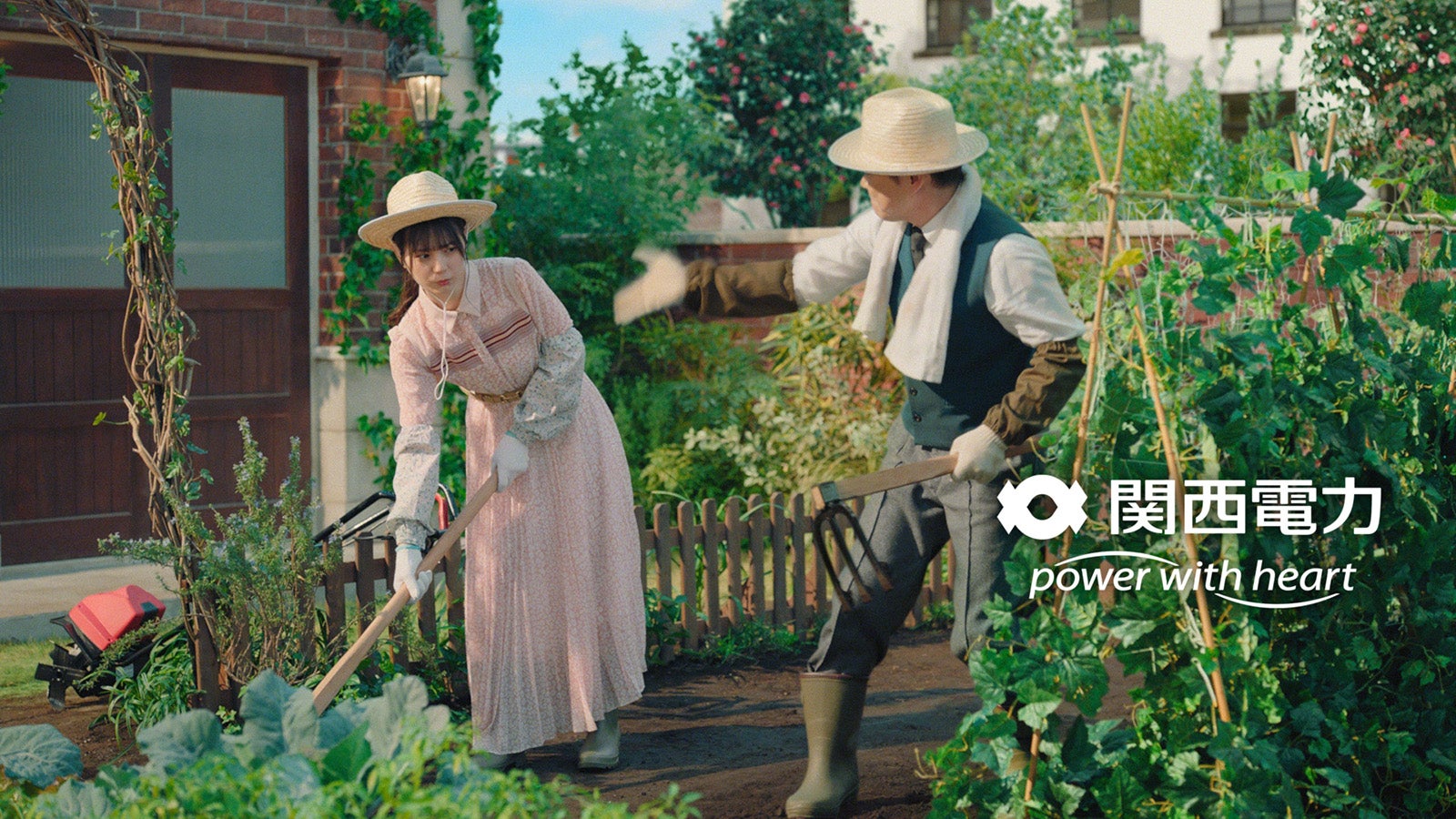 小坂菜緒、阿部サダヲ／新CM『CO2を減らすために』篇より （提供写真）