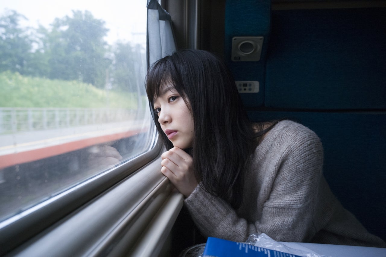 エビ中・中山莉子、待望の初写真集　朝起きたてのすっぴんからシックなドレスまで