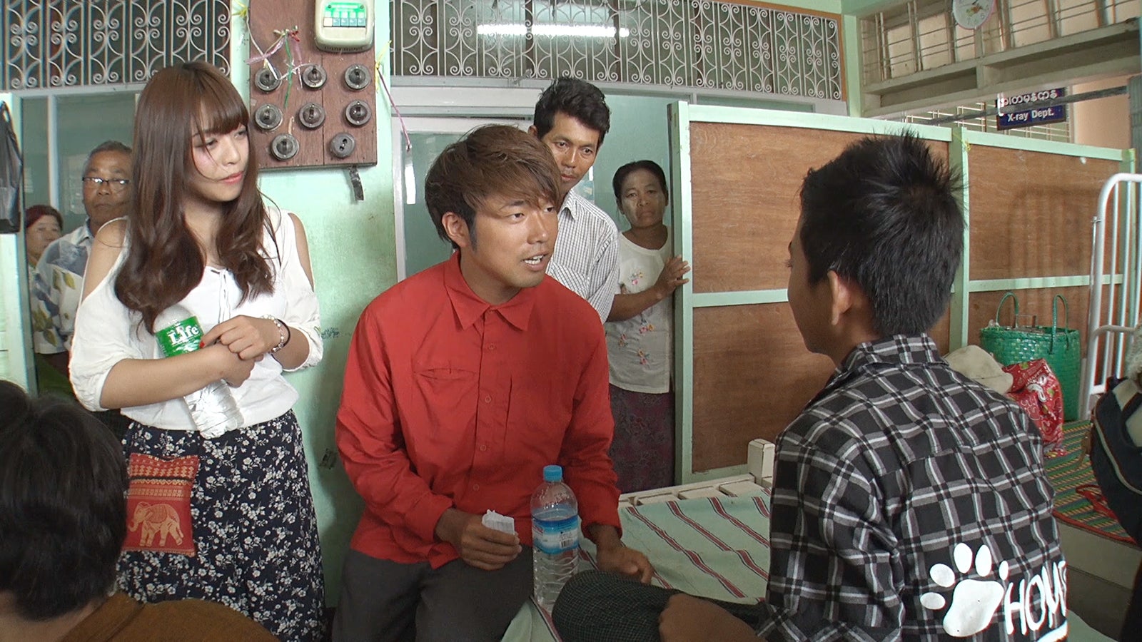 手術後の子どもの元をたずねるメンバー／「あいのり：Asian Journey」第8話より（C）フジテレビ