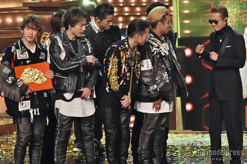 EXILE ATSUSHI（右）と三代目 J Soul Brothers from EXILE TRIBE（左）