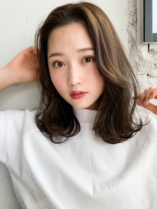簡単なミディアムヘアのアレンジって 大人が演出する いつもと違う おしゃれ術 モデルプレス