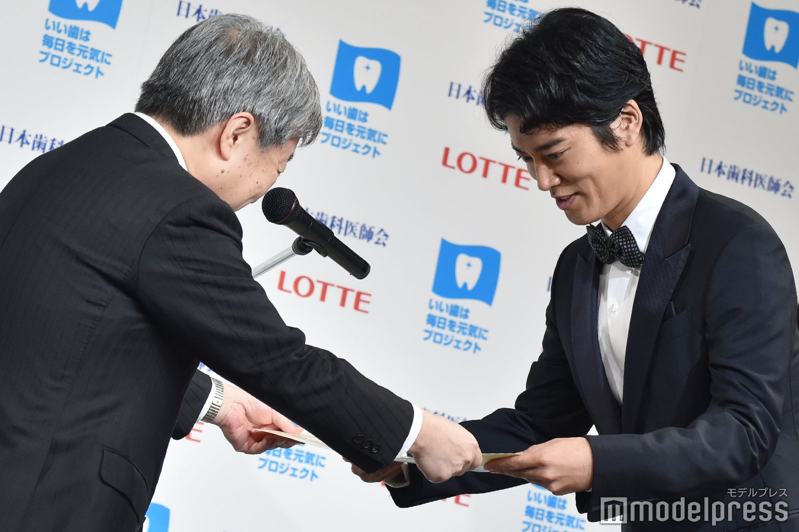 桐谷健太、受賞の瞬間 （C）モデルプレス