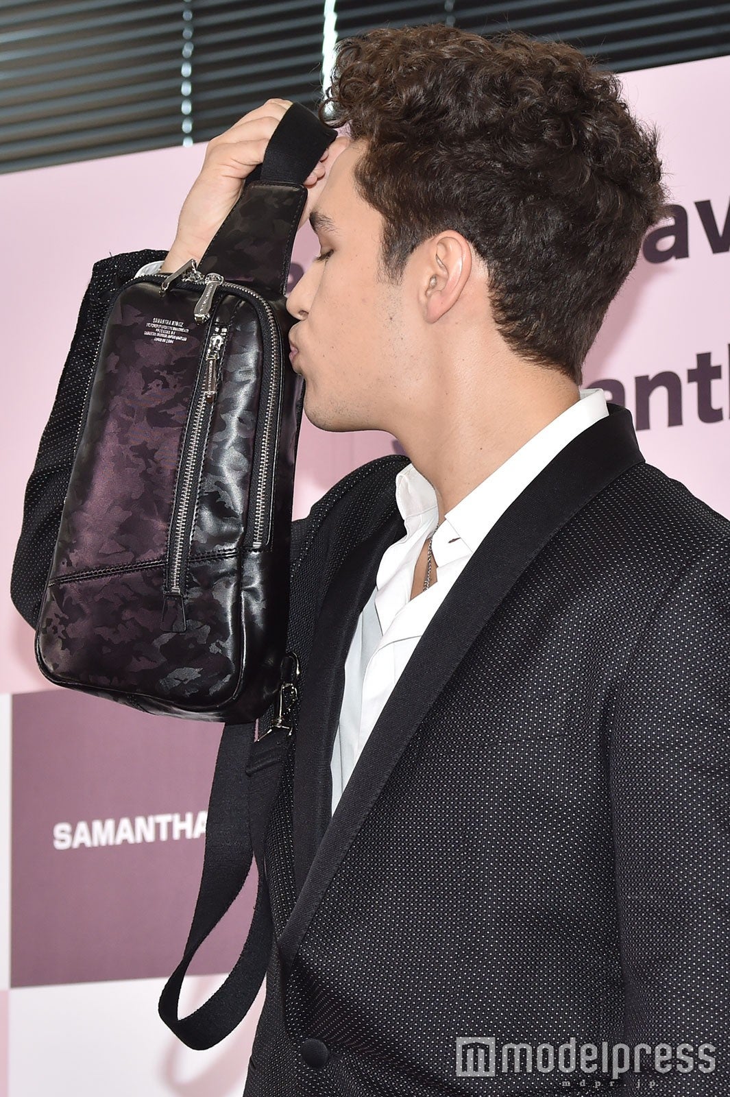 オースティン・マホーン、鞄にキス （C）モデルプレス