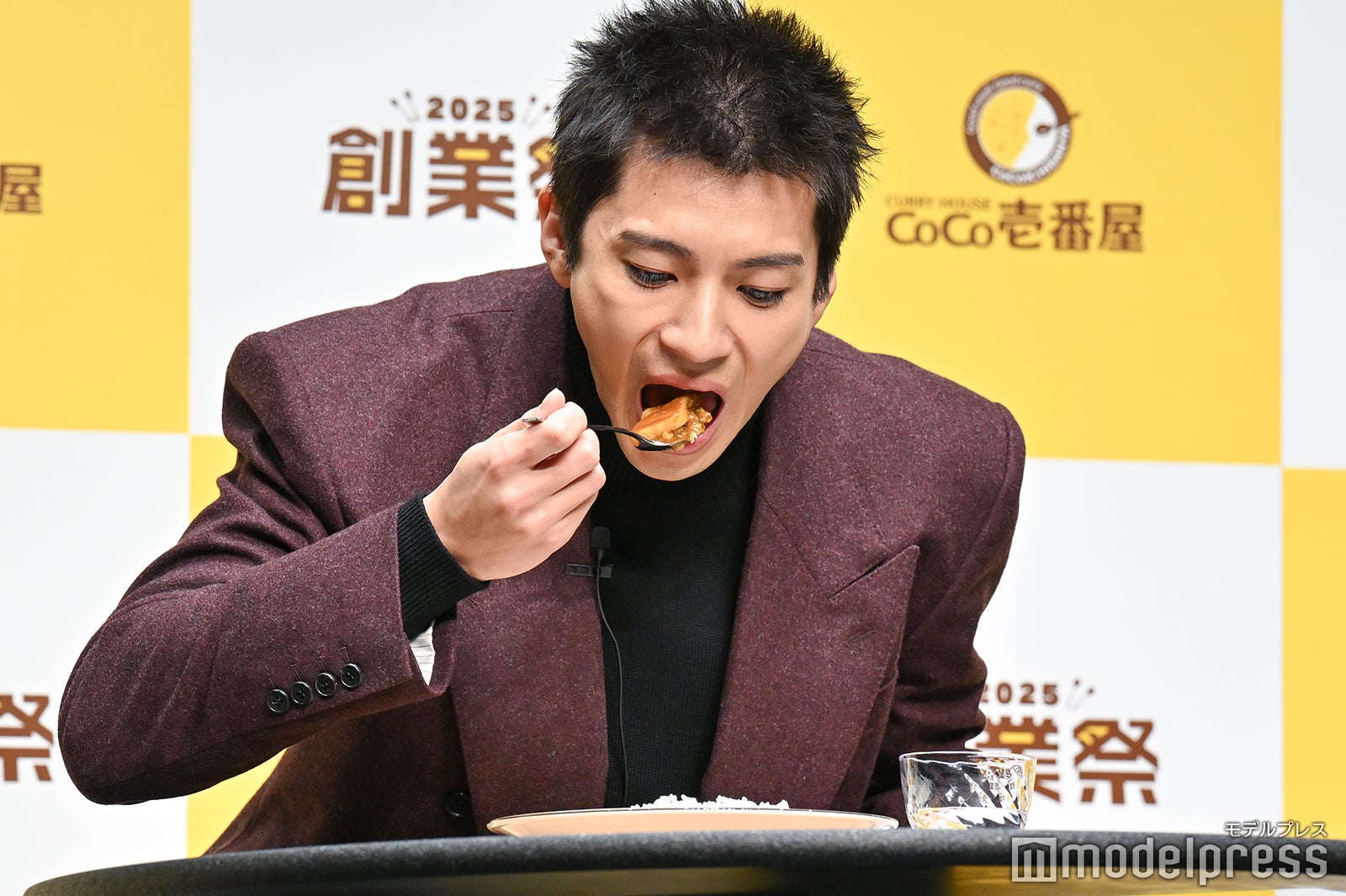 自身が監修した「塩豚角煮ジンジャーカレー」を試食する山田裕貴（C）モデルプレス