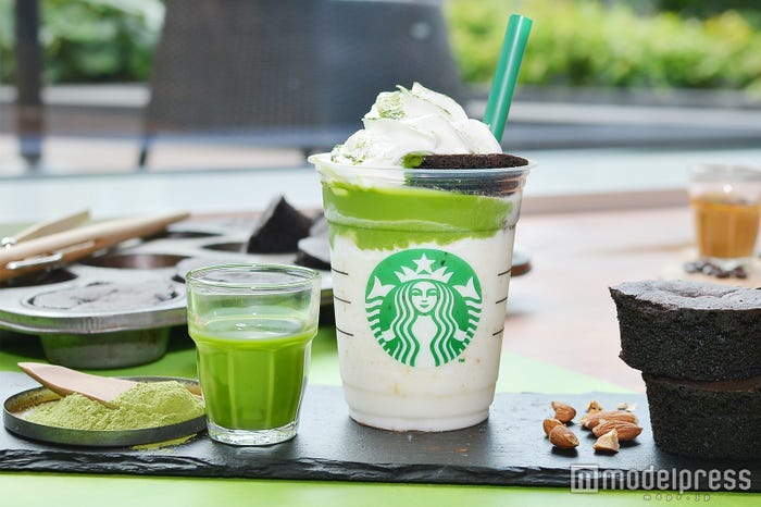 チョコレート ケーキ トップ フラペチーノ(R) with 抹茶ショット (C)モデルプレス