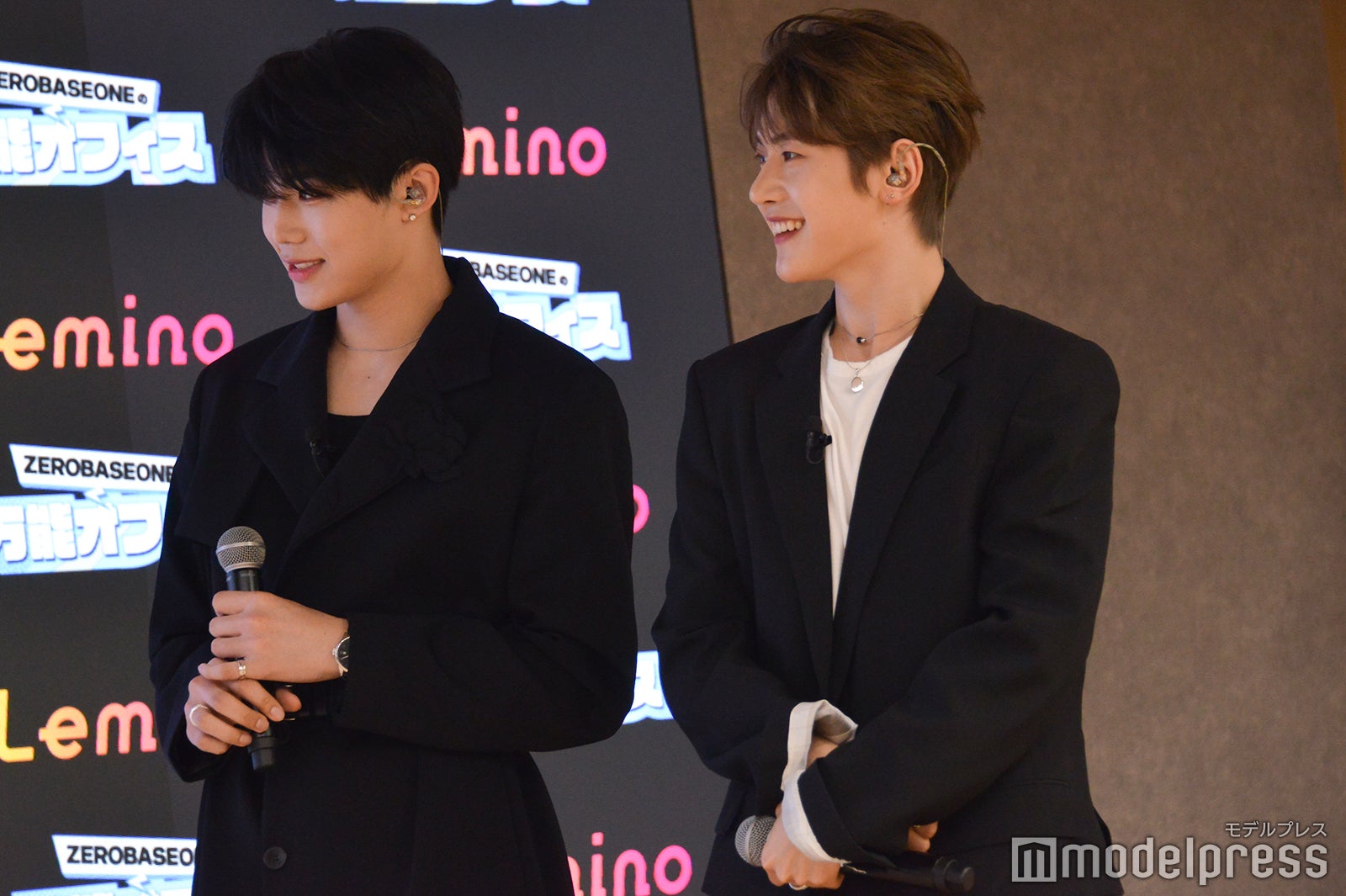 第1話の予告映像を観るパク・ゴヌク、ソク・マシュー（C）モデルプレス