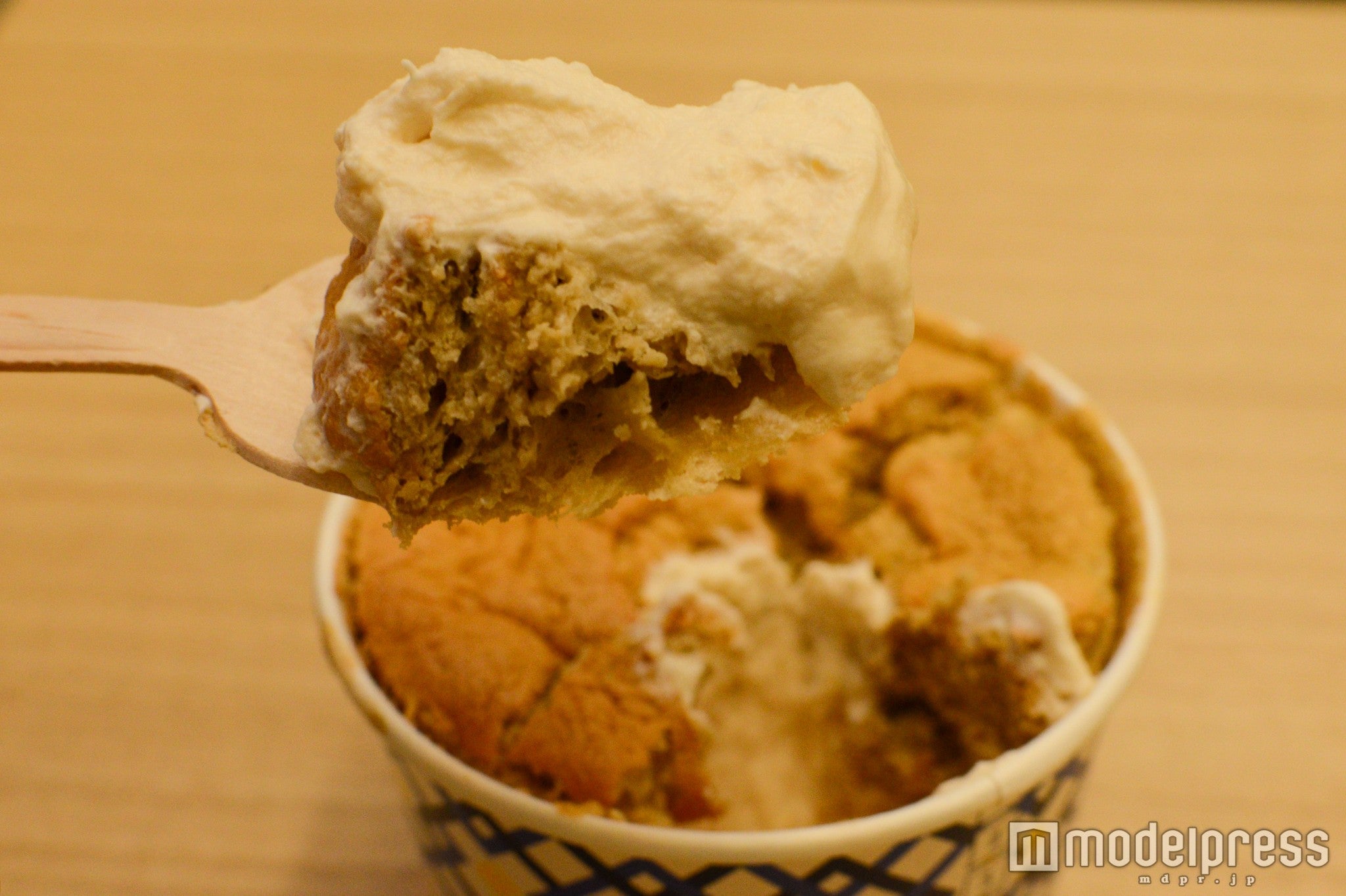 キャラメルホイップクリームをたっぷりのせて…（C）モデルプレス