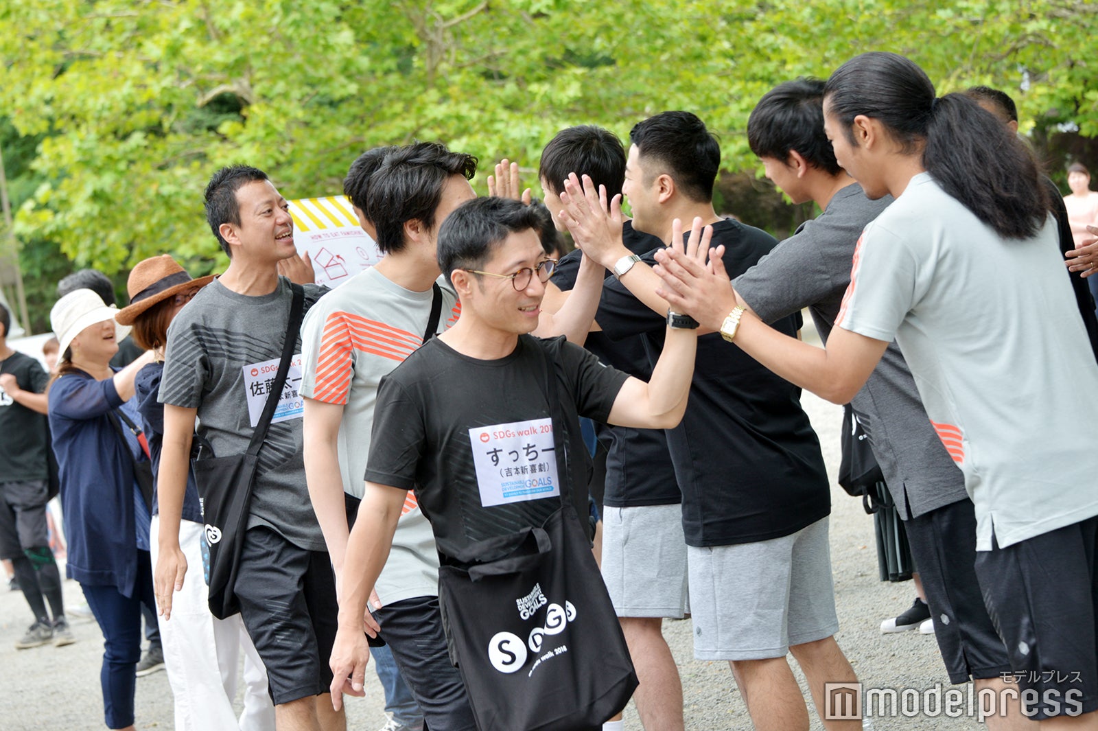 ハイタッチしてからスタート（C）モデルプレス