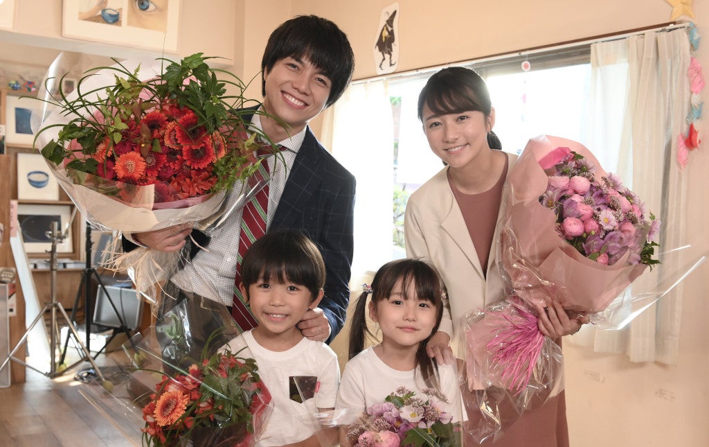 （後列左から）重岡大毅、木村文乃（前列左から）佐藤遙灯、宮崎莉里沙（C）TBS