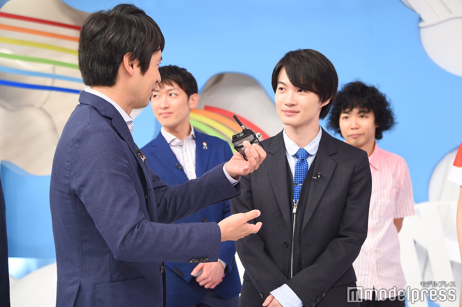 収録後、桝太一アナと話す神木隆之介 （C）モデルプレス