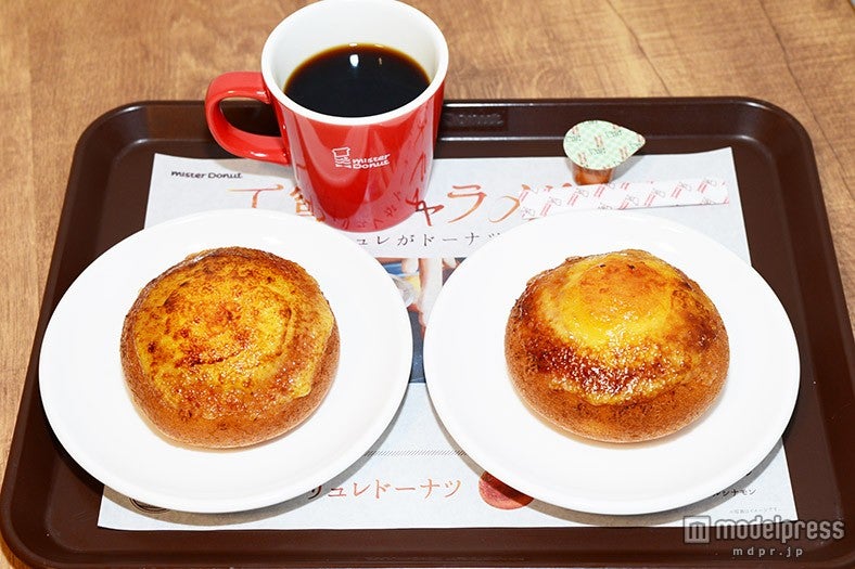 （左から）「クレームブリュレドーナツ」「クレームブリュレドーナツ　アップルシナモン」各172円（税込）（C）モデルプレス