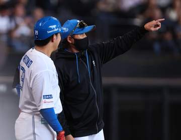 日本ハム・新庄監督「1回損した気分」 三回にフェンス最上部直撃二塁打のリプレー検証がリクエスト失敗に 「合図してない」も「審判も一生懸命。食い違いもある」と理解