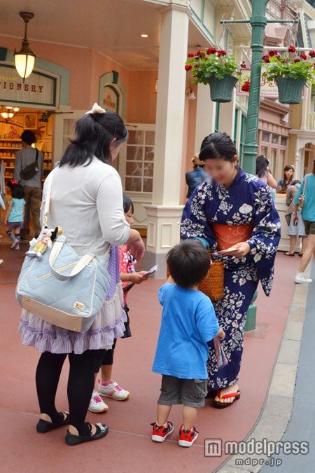 “ウィッシングカード”を配る浴衣姿のキャスト/TDL