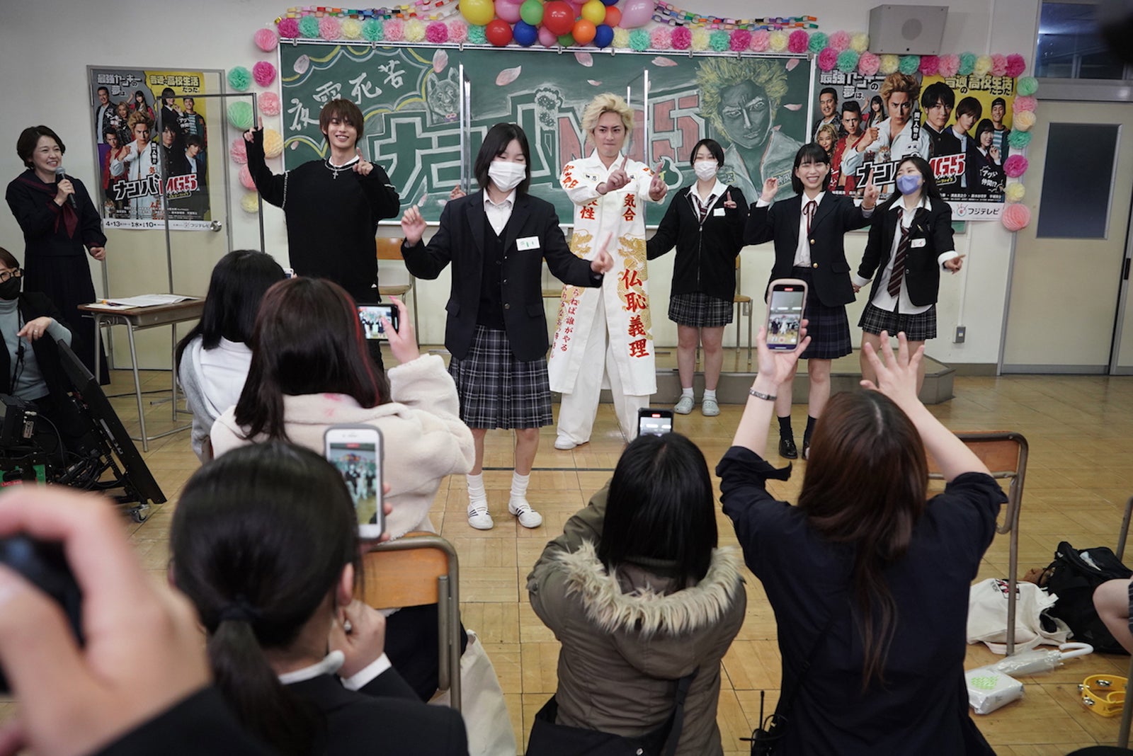 高校生たちと踊る神尾楓珠、間宮祥太朗、森川葵 （C）フジテレビ