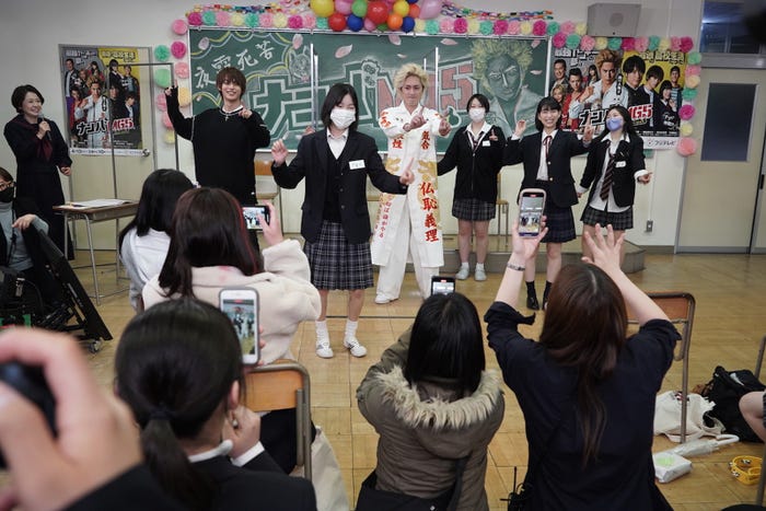 高校生たちと踊る神尾楓珠、間宮祥太朗、森川葵 (C)フジテレビ