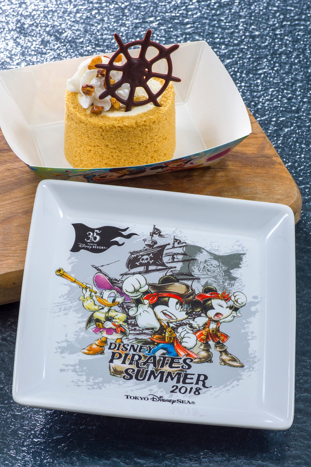 オレンジクリームのキャラメルロールケーキ、スーベニアプレート付き（￥780） （C）Disney