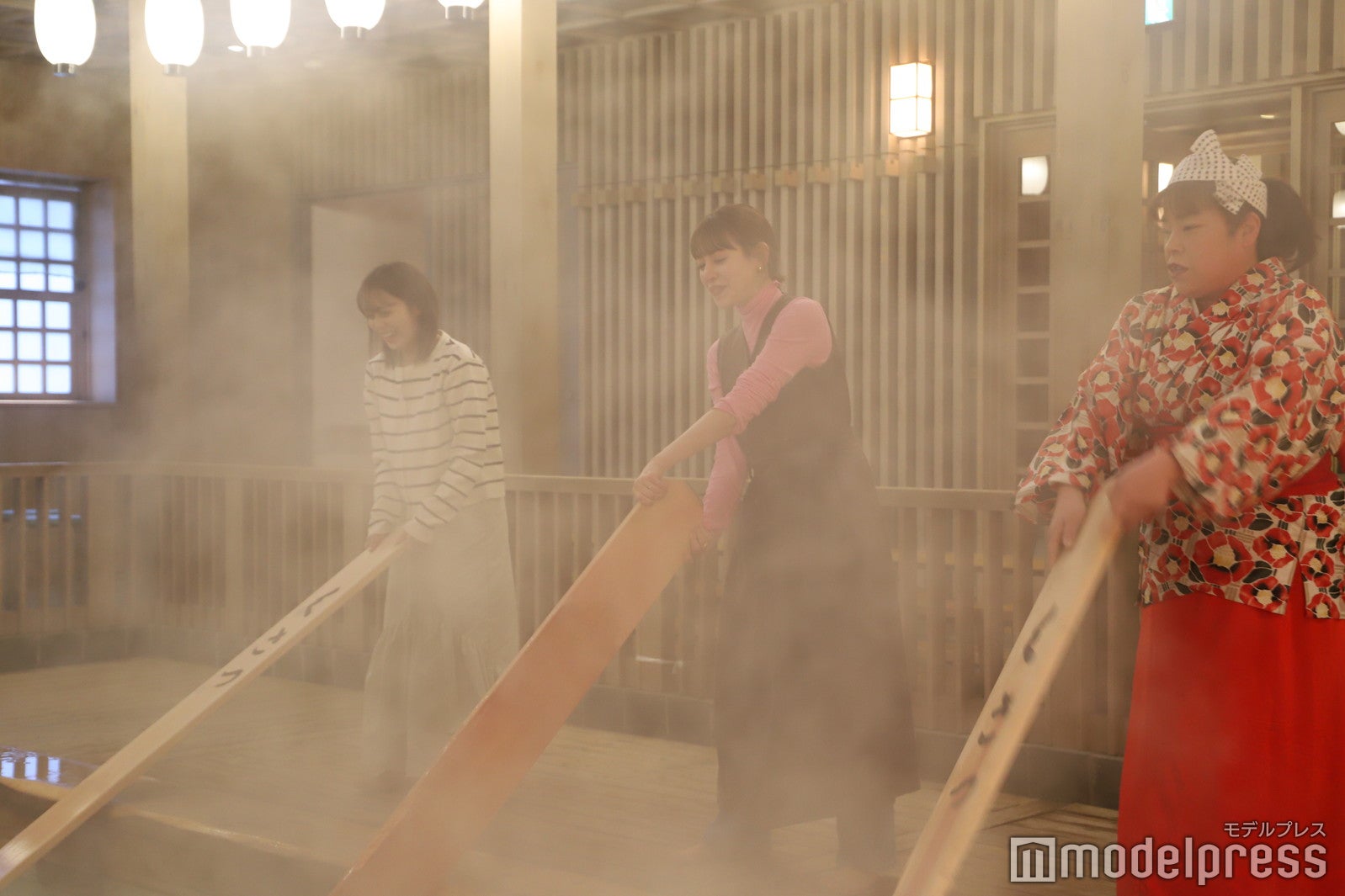 「体を使って板を動かして」とプロの助言を聞きながら必死で湯もみに挑戦。体もすっかり温まります（C）モデルプレス