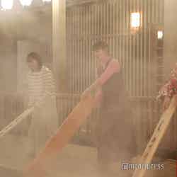 「体を使って板を動かして」とプロの助言を聞きながら必死で湯もみに挑戦。体もすっかり温まります(C)モデルプレス