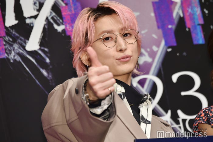 マッチン“グ~”のポーズをキメる佐久間大介(C)モデルプレス